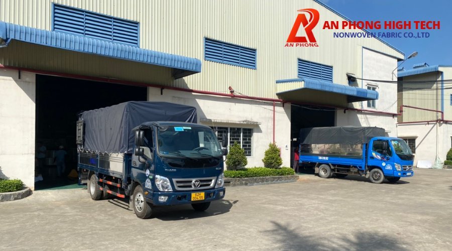 Xe tải chở vải không dệt tại nhà máy An Phong, KCN Tân Đức, Tây Ninh