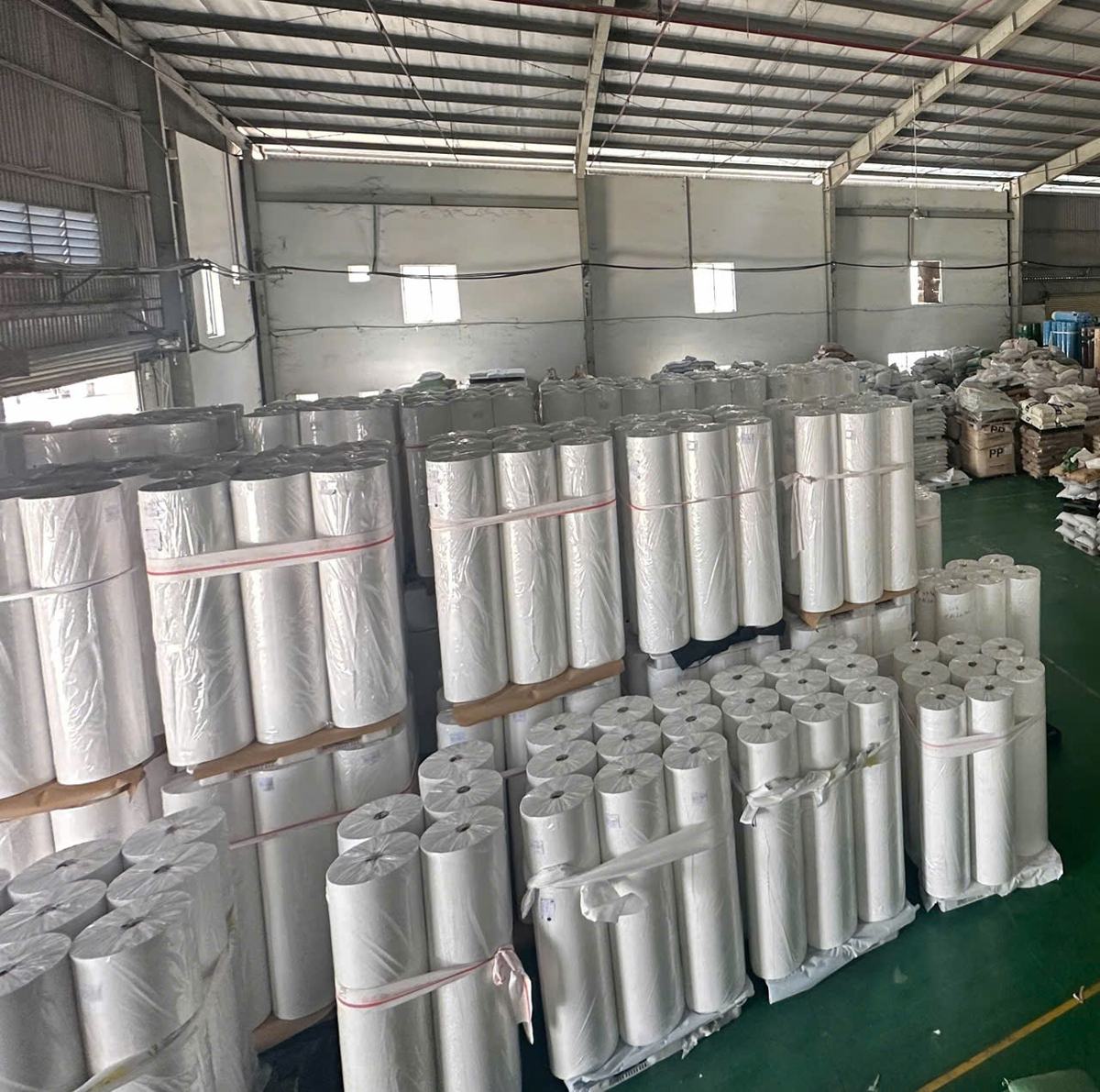 Kho cuộn vải không dệt trắng tại nhà máy An Phong, KCN Tân Đức, Tây Ninh