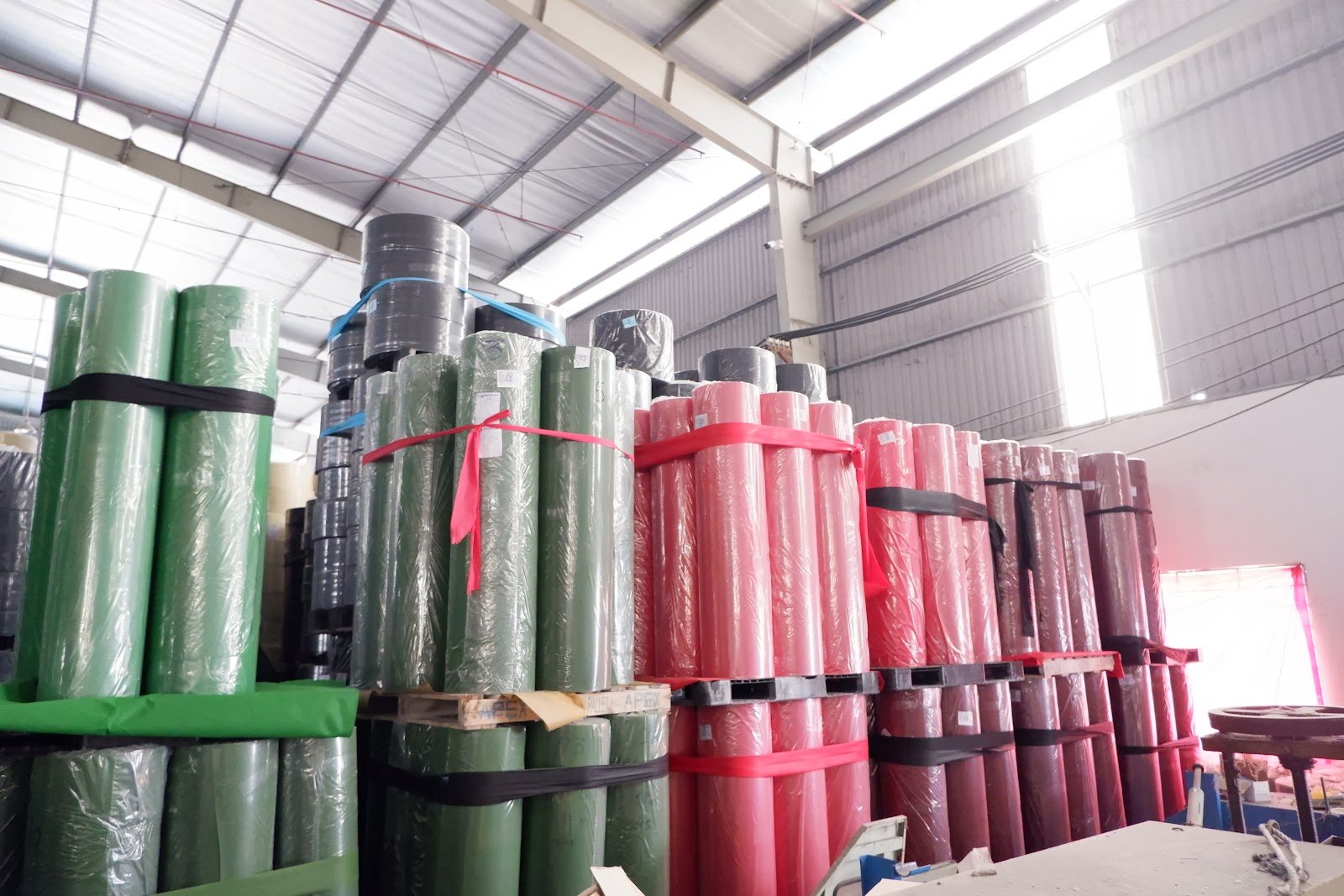 Kho cuộn vải không dệt PP spunbond tại nhà máy An Phong