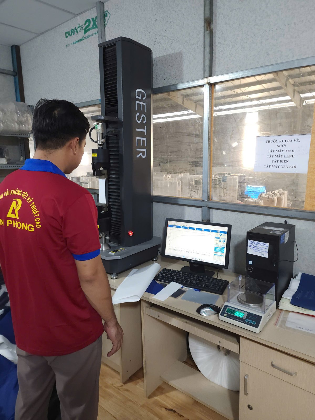 Nhân viên An Phong kiểm tra độ bền kéo của vải không dệt tại phòng lab