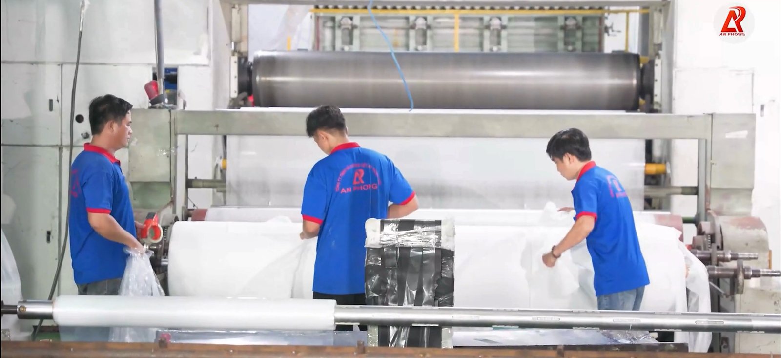 Công nhân An Phong vận hành dây chuyền sản xuất vải không dệt PP spunbond