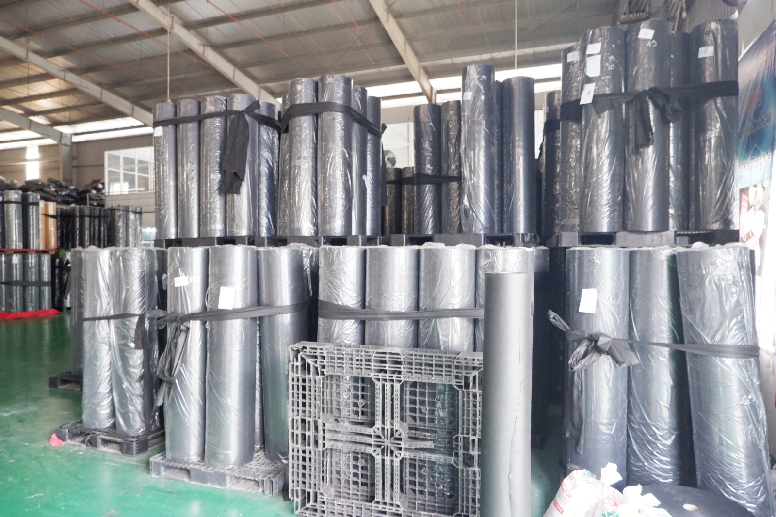 Cuộn vải không dệt màu đen trong kho nhà máy An Phong