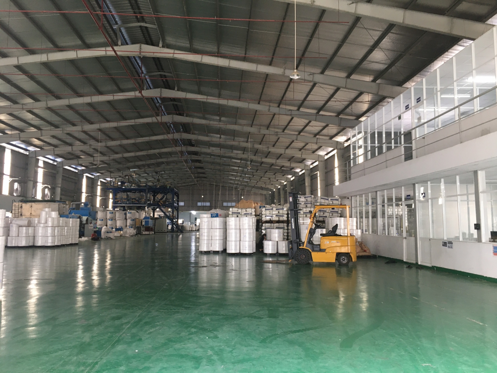 Kho cuộn vải không dệt thành phẩm có nhãn tại nhà máy An Phong